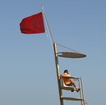 drapeau rouge en mer